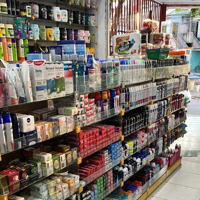 Farmacêutica sorrindo no balcão